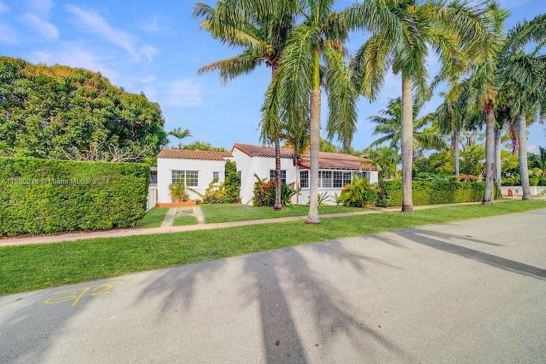 Recently Sold: $2,500,000 (4 beds, 2 baths, 2005 Square Feet)