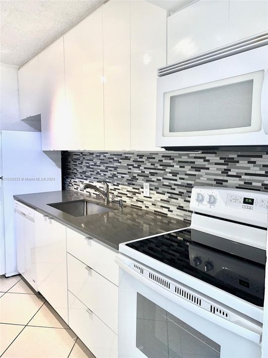 Recently Sold: $350,000 (3 beds, 2 baths, 1190 Square Feet)