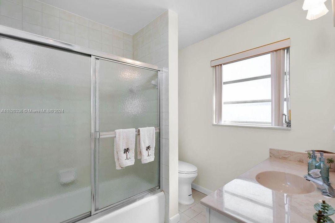 最近售出: $1,400,000 (2 贝兹, 2 浴室, 1260 平方英尺)