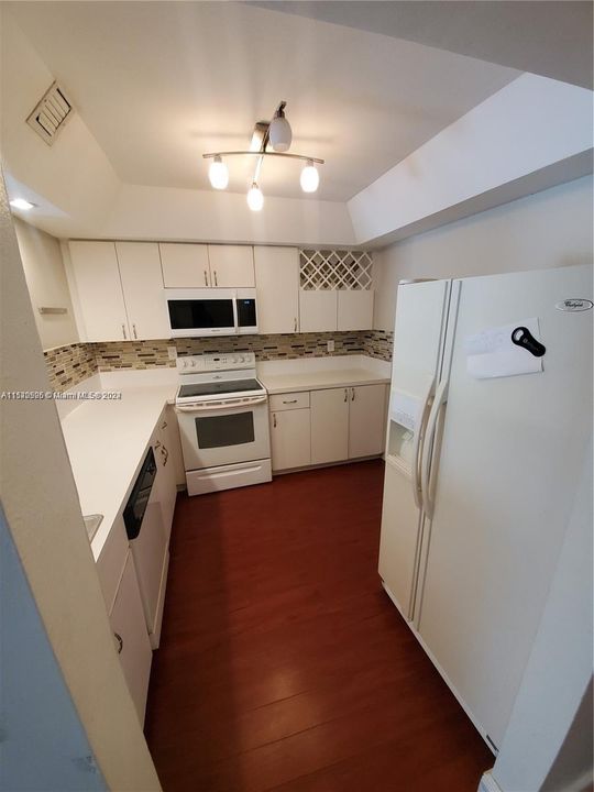 Recently Rented: $2,300 (2 beds, 2 baths, 1045 Square Feet)