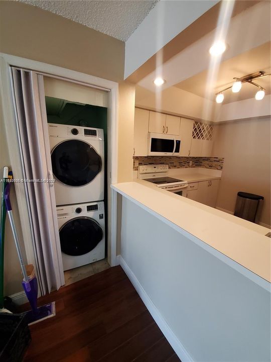 Recently Rented: $2,300 (2 beds, 2 baths, 1045 Square Feet)