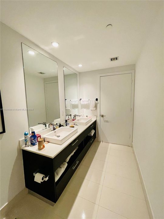 Recently Rented: $4,000 (1 beds, 2 baths, 792 Square Feet)