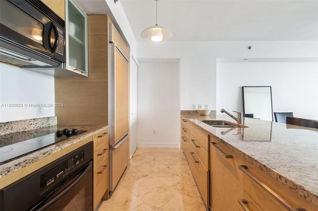 For Sale: $785,000 (1 beds, 1 baths, 844 Square Feet)