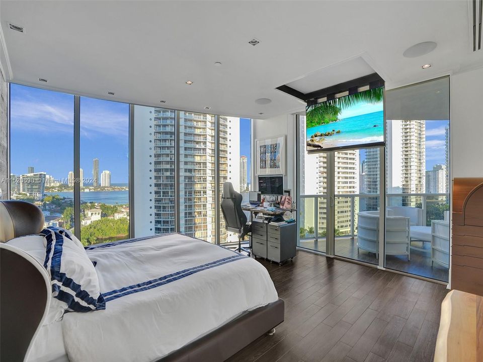 Active With Contract: $2,650,000 (3 beds, 3 baths, 2608 Square Feet)