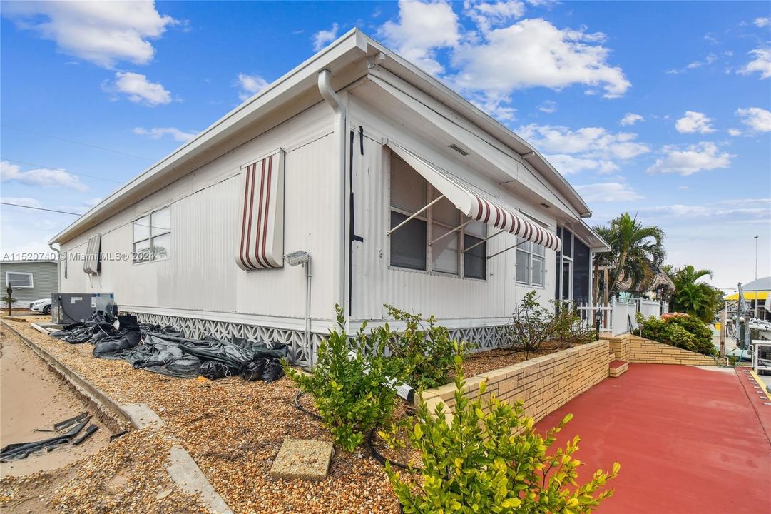 For Sale: $329,000 (2 beds, 2 baths, 1372 Square Feet)