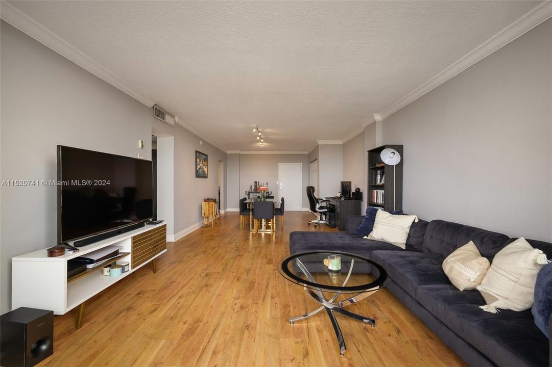 For Sale: $550,000 (1 beds, 1 baths, 910 Square Feet)