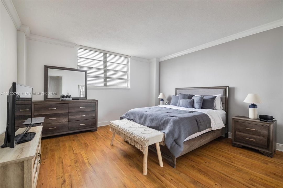 For Sale: $550,000 (1 beds, 1 baths, 910 Square Feet)