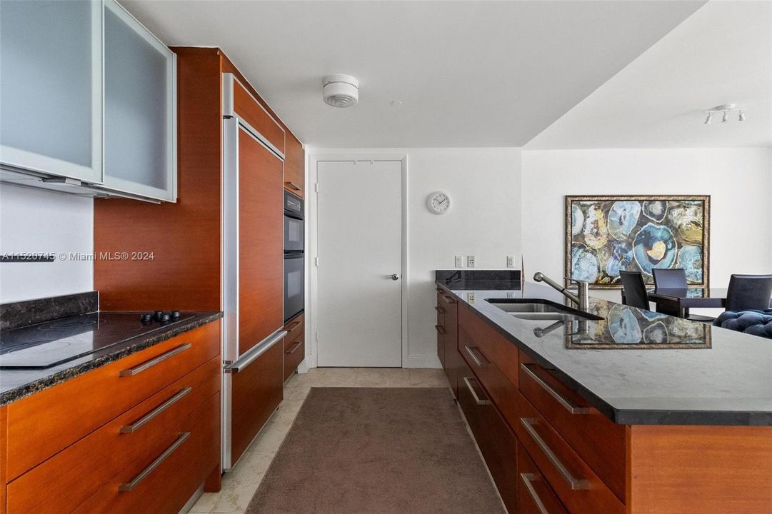 For Sale: $725,000 (1 beds, 1 baths, 871 Square Feet)