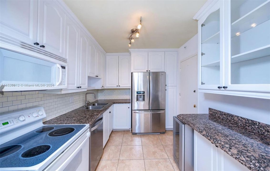 For Sale: $1,150,000 (2 beds, 2 baths, 1260 Square Feet)