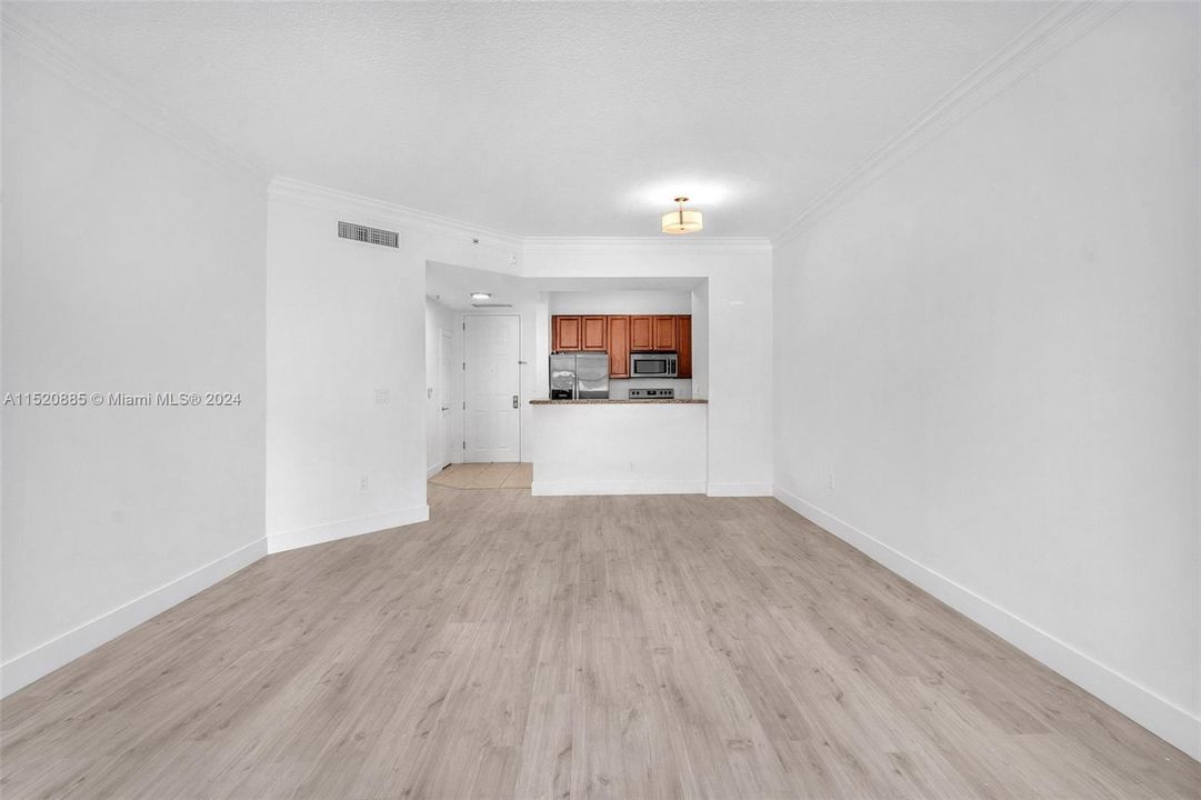 For Sale: $375,000 (1 beds, 1 baths, 836 Square Feet)
