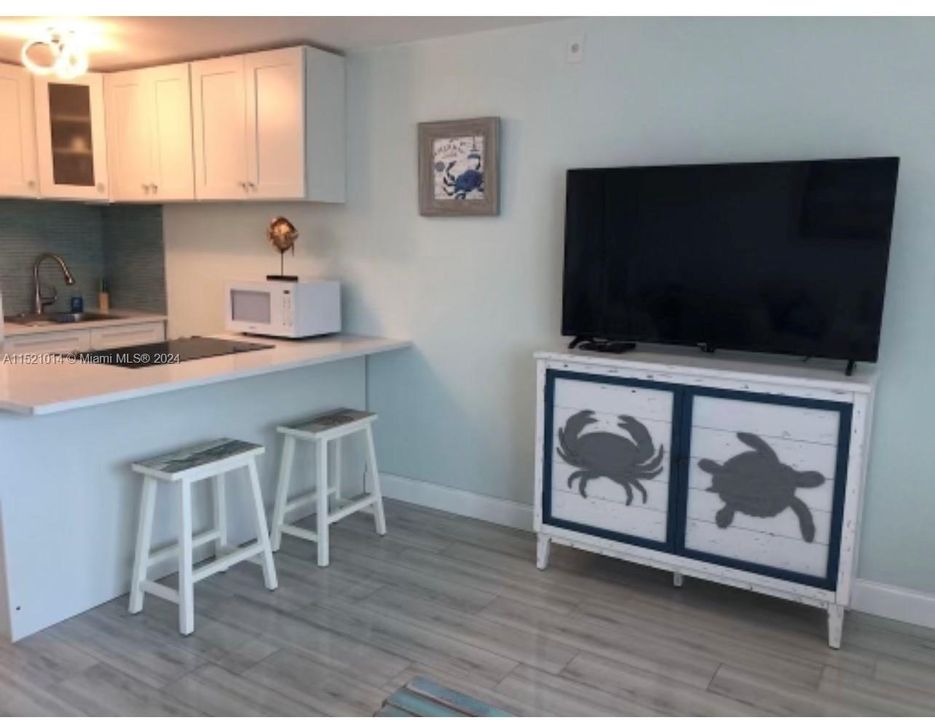 Active With Contract: $385,000 (1 beds, 1 baths, 547 Square Feet)