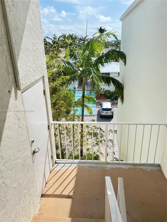 Active With Contract: $385,000 (1 beds, 1 baths, 547 Square Feet)