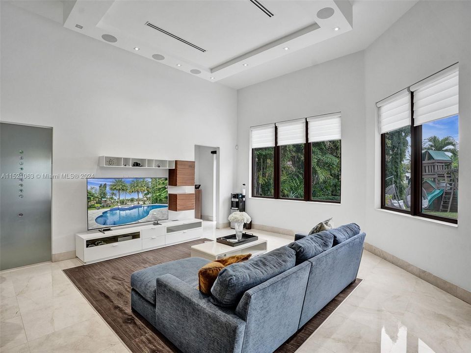 Recently Sold: $2,950,000 (5 beds, 5 baths, 4118 Square Feet)