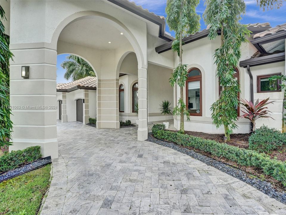 Recently Sold: $2,950,000 (5 beds, 5 baths, 4118 Square Feet)