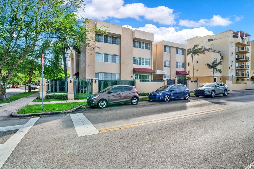Active With Contract: $330,000 (2 beds, 1 baths, 688 Square Feet)