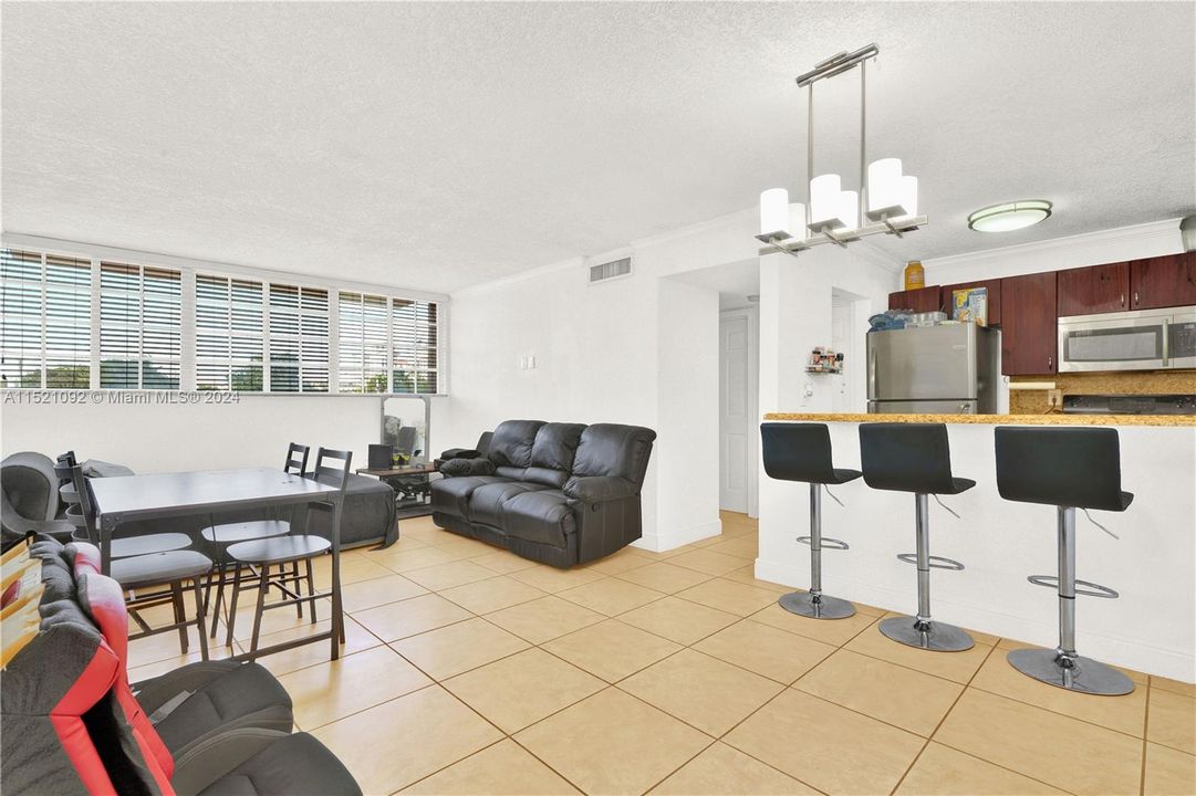 Active With Contract: $330,000 (2 beds, 1 baths, 688 Square Feet)