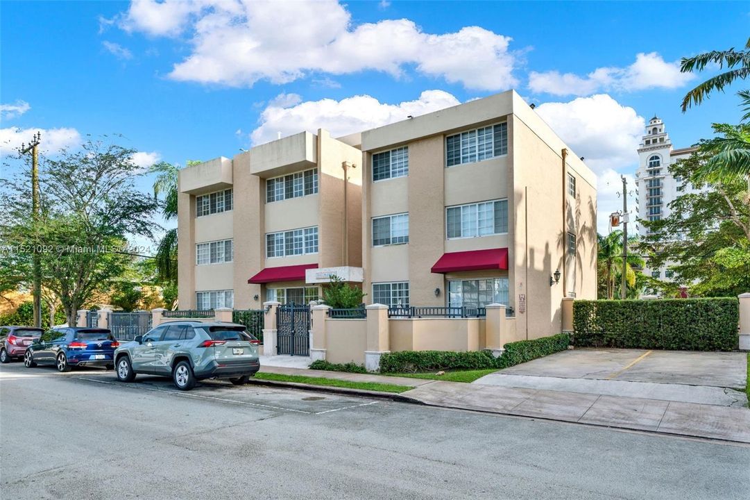 Active With Contract: $330,000 (2 beds, 1 baths, 688 Square Feet)