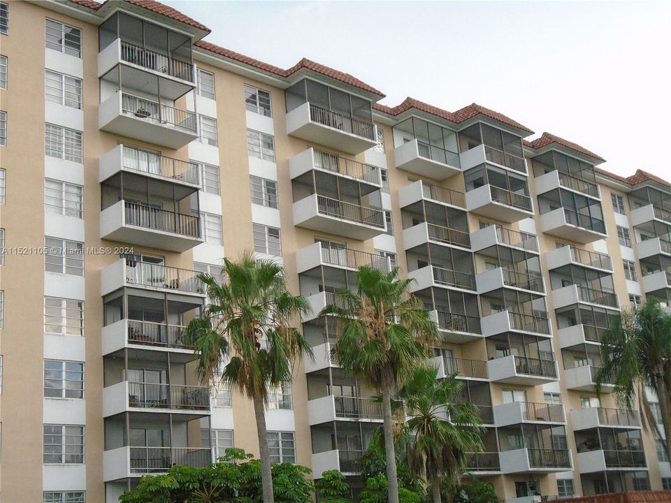 Active With Contract: $98,000 (1 beds, 1 baths, 783 Square Feet)