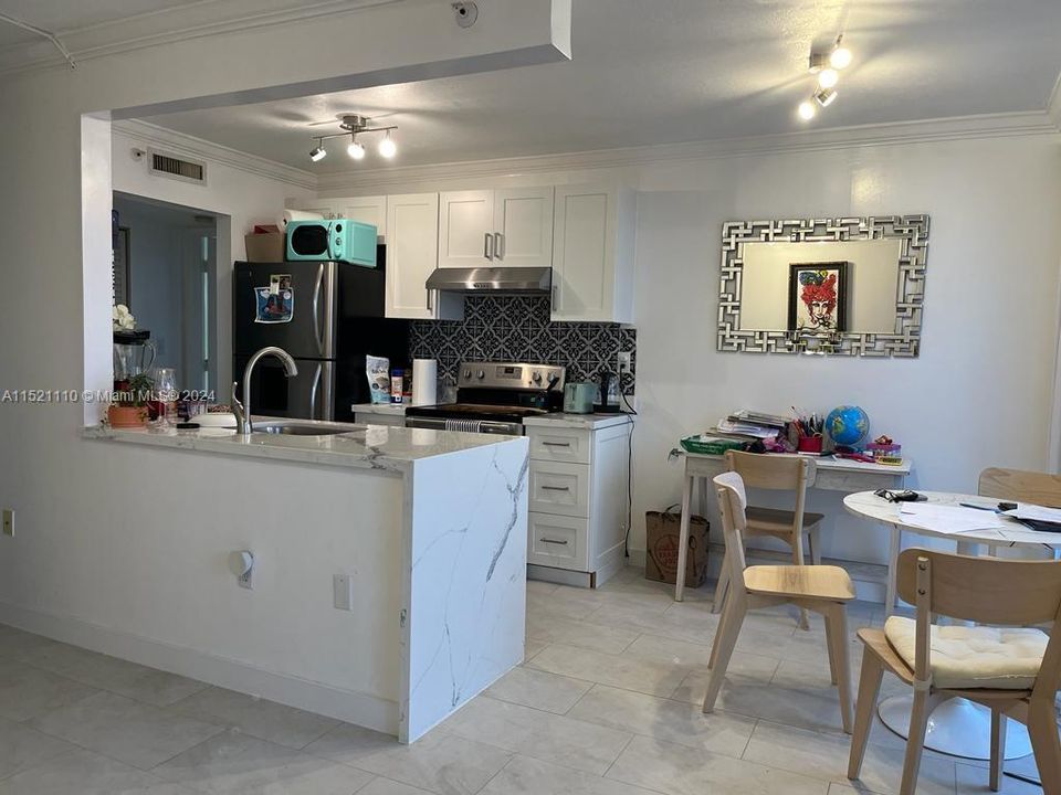 For Sale: $450,000 (1 beds, 2 baths, 820 Square Feet)