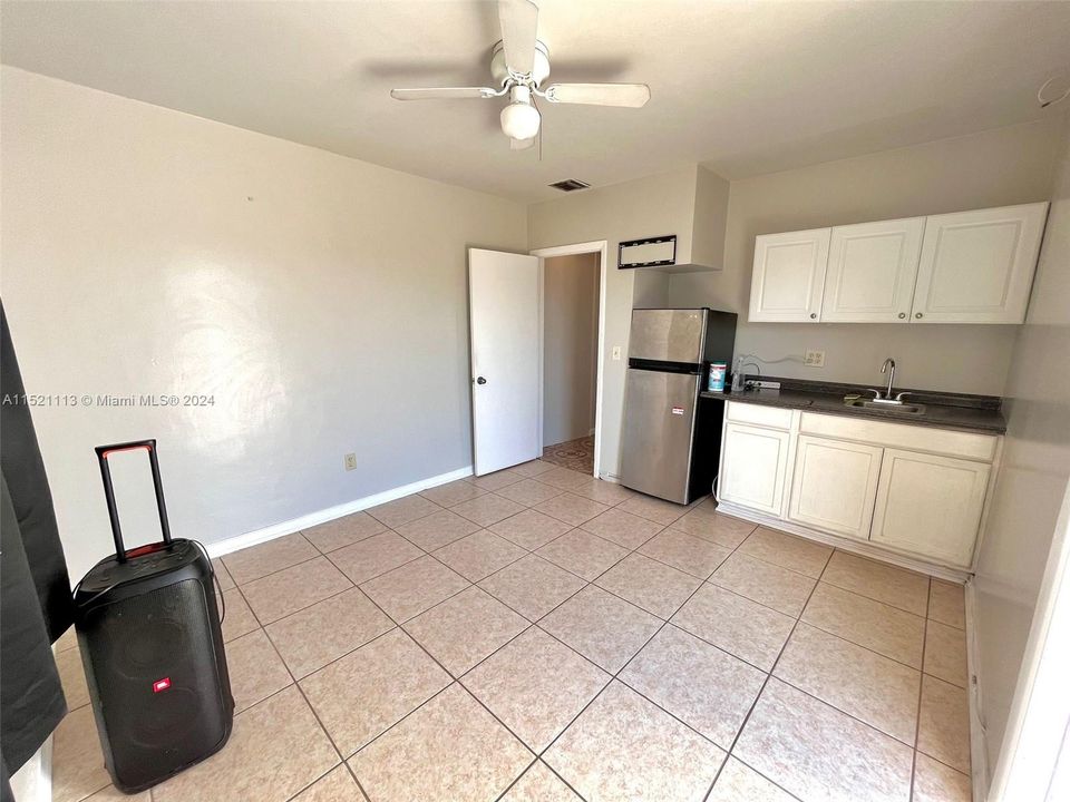 Recently Rented: $900 (1 beds, 1 baths, 2445 Square Feet)