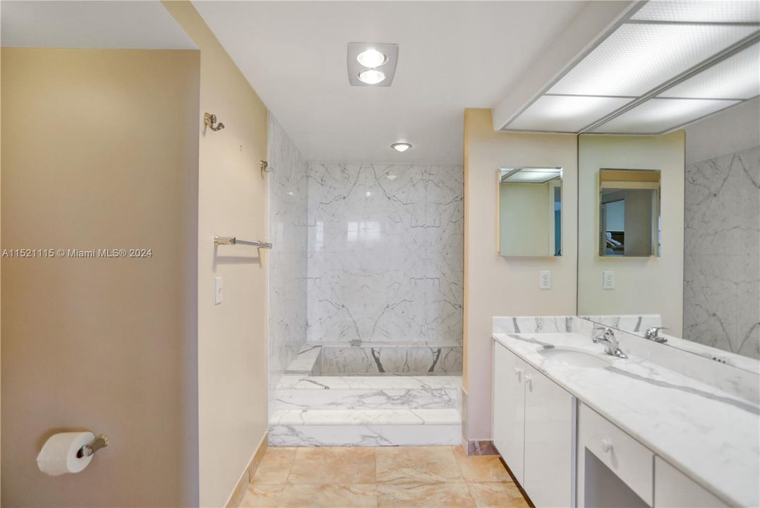 For Sale: $799,000 (1 beds, 1 baths, 895 Square Feet)
