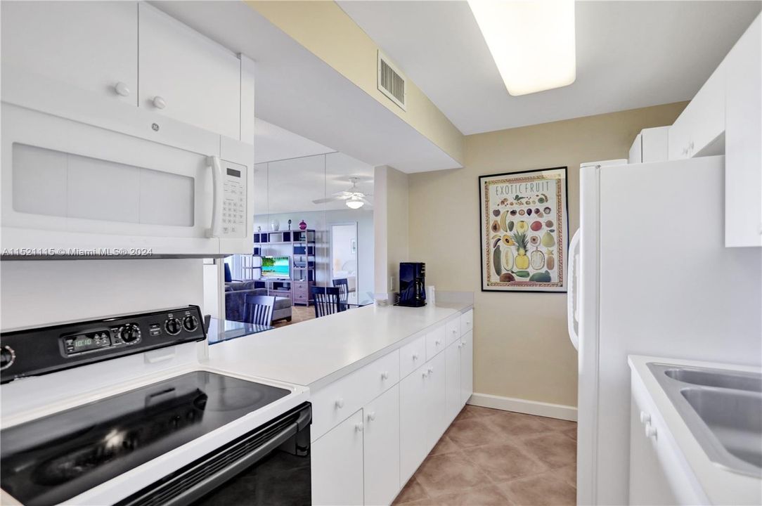 For Sale: $799,000 (1 beds, 1 baths, 895 Square Feet)