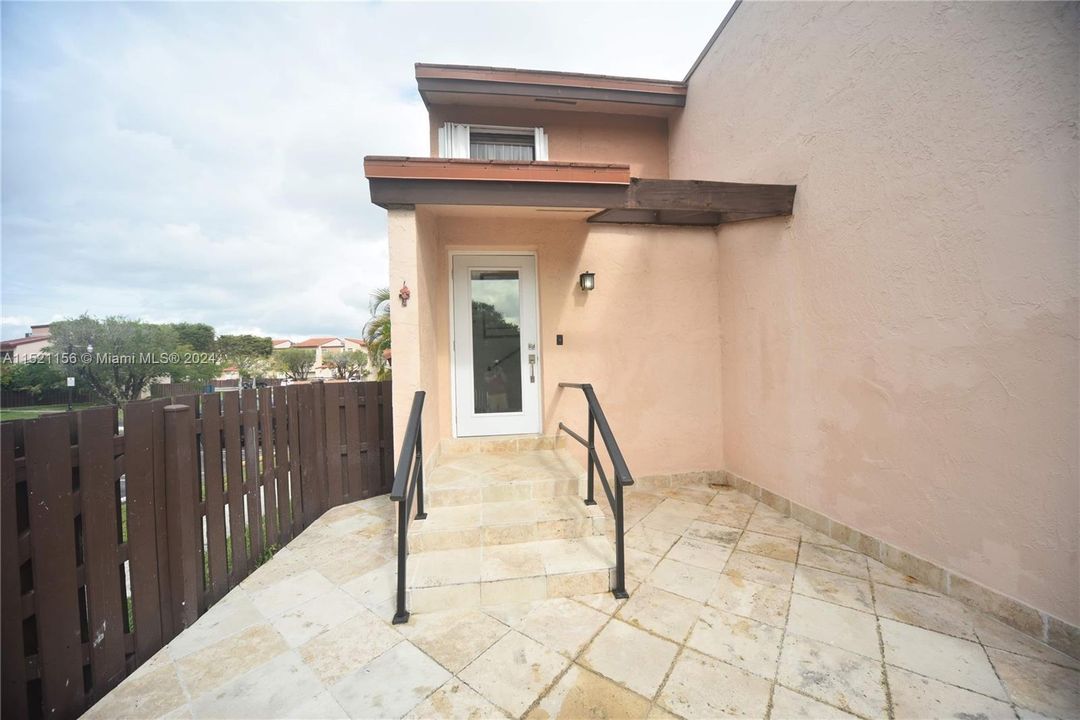 Recently Rented: $2,950 (3 beds, 2 baths, 1130 Square Feet)