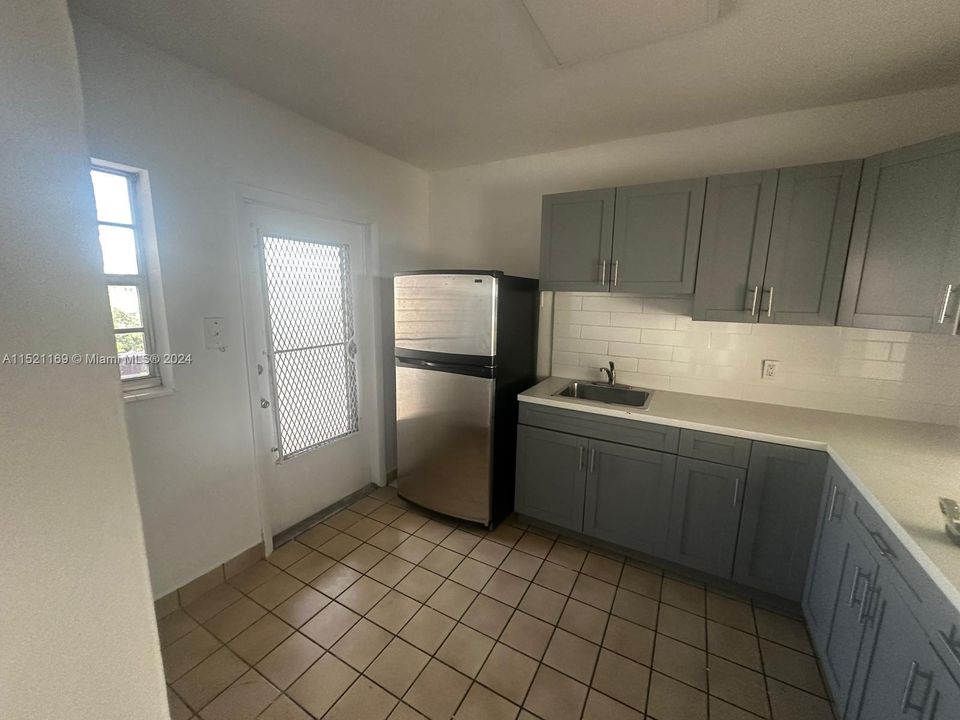 Active With Contract: $110,000 (1 beds, 1 baths, 850 Square Feet)