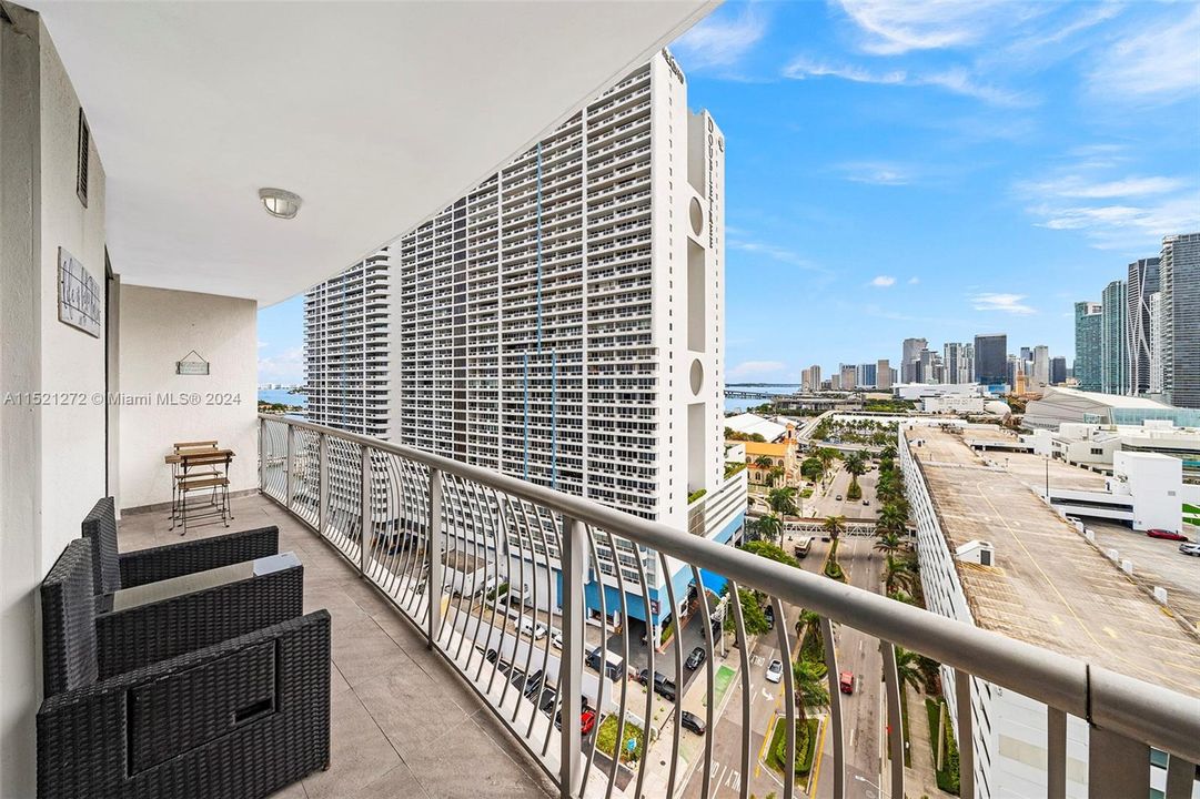 For Sale: $393,000 (1 beds, 1 baths, 821 Square Feet)