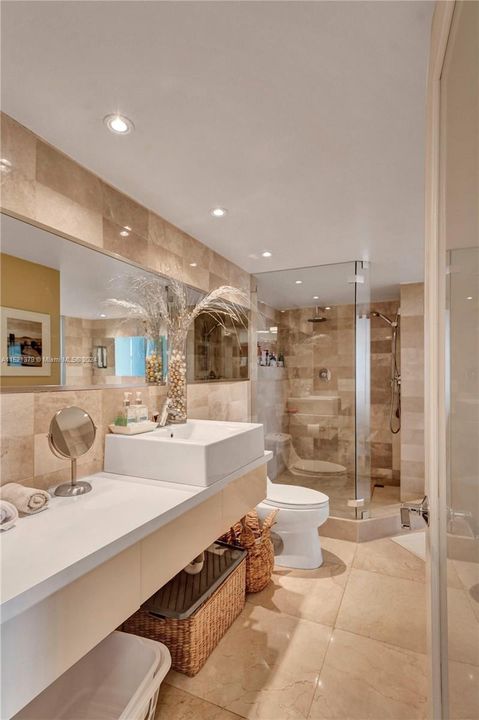 Recently Sold: $290,000 (1 beds, 1 baths, 913 Square Feet)