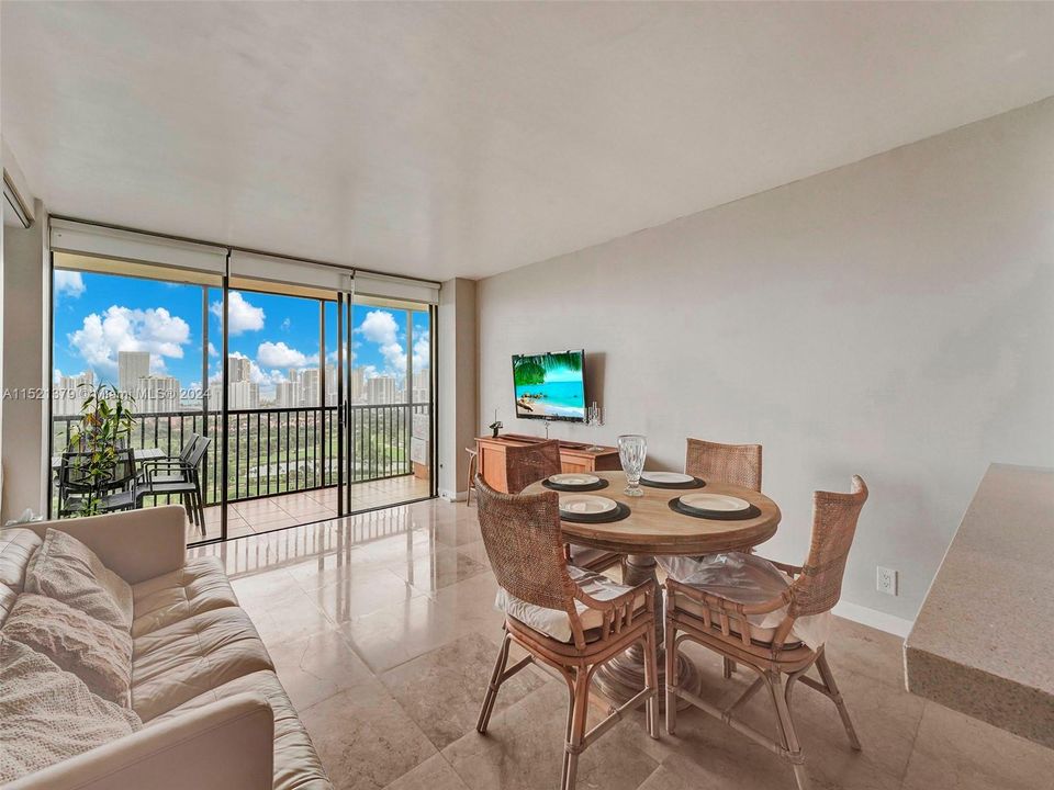 Recently Sold: $290,000 (1 beds, 1 baths, 913 Square Feet)