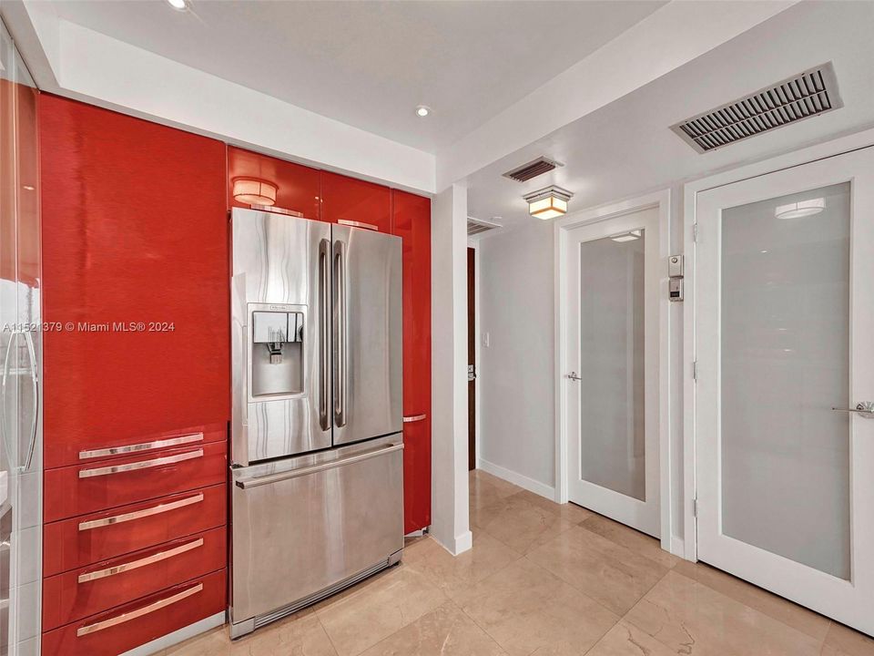 Recently Sold: $290,000 (1 beds, 1 baths, 913 Square Feet)