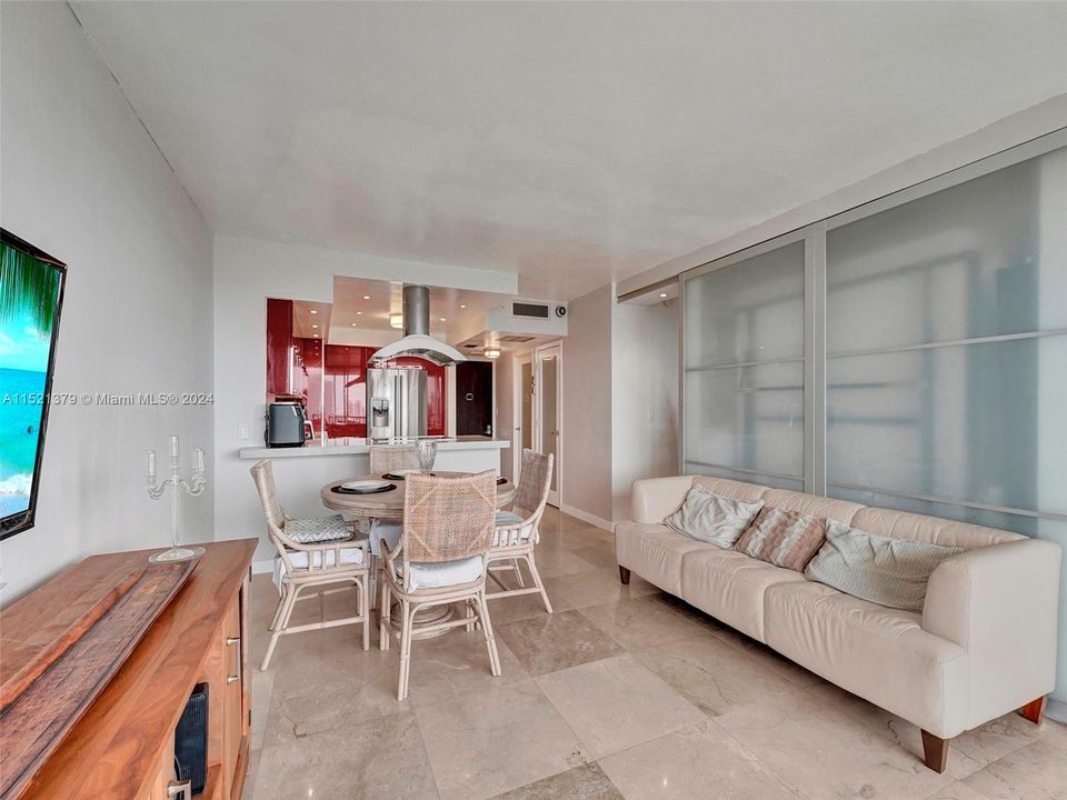 Recently Sold: $290,000 (1 beds, 1 baths, 913 Square Feet)