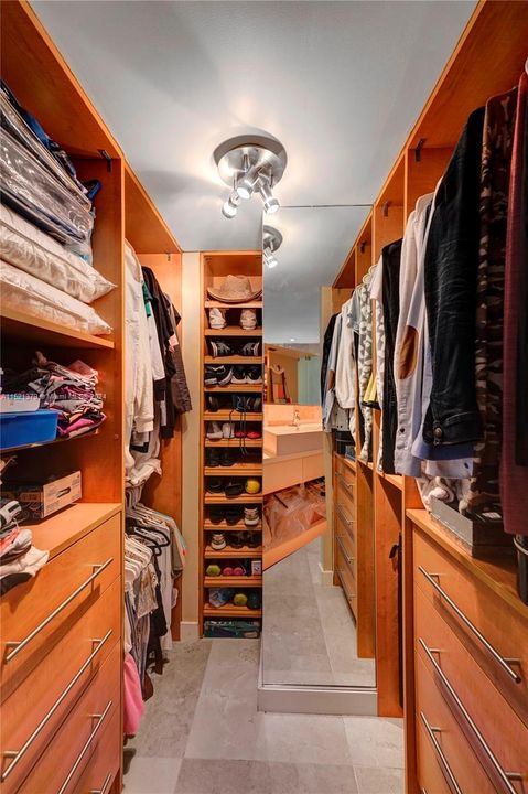 Recently Sold: $290,000 (1 beds, 1 baths, 913 Square Feet)