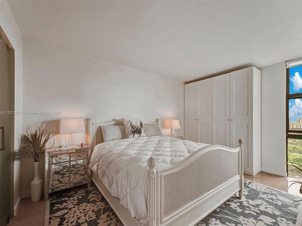 Recently Sold: $290,000 (1 beds, 1 baths, 913 Square Feet)