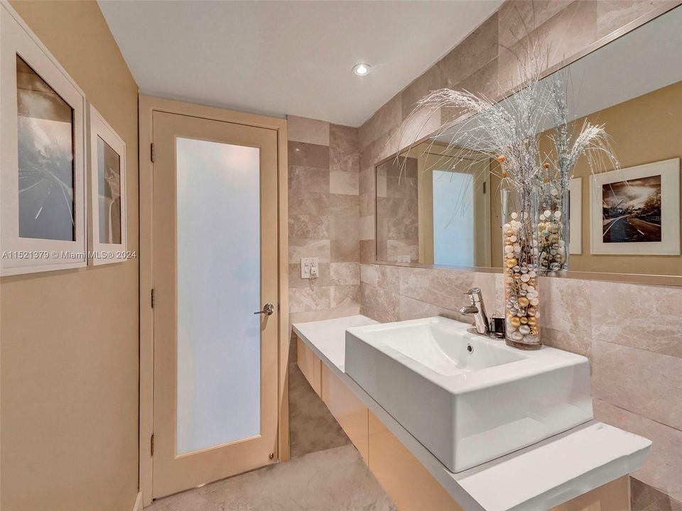 Recently Sold: $290,000 (1 beds, 1 baths, 913 Square Feet)