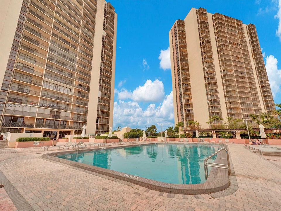 Recently Sold: $290,000 (1 beds, 1 baths, 913 Square Feet)