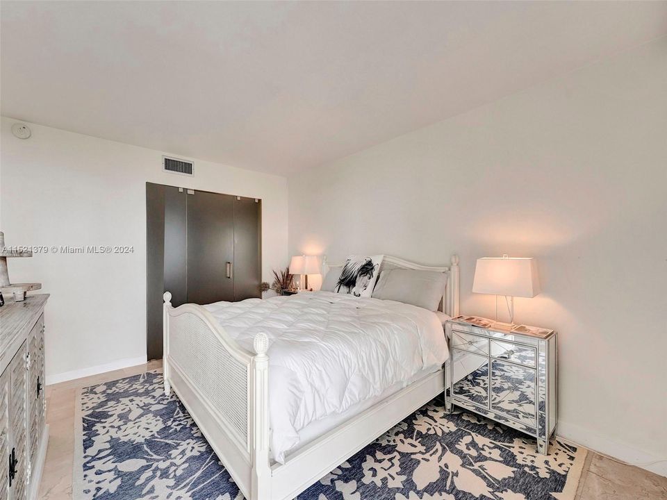 Recently Sold: $290,000 (1 beds, 1 baths, 913 Square Feet)