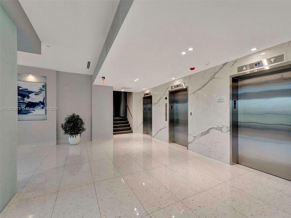 Recently Sold: $290,000 (1 beds, 1 baths, 913 Square Feet)