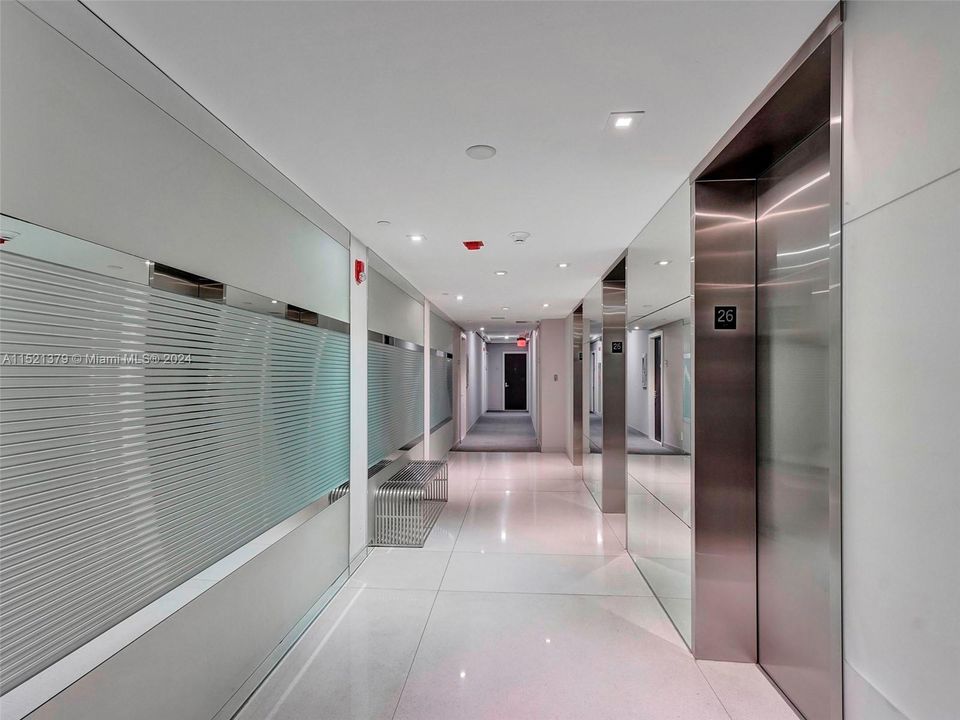 Recently Sold: $290,000 (1 beds, 1 baths, 913 Square Feet)