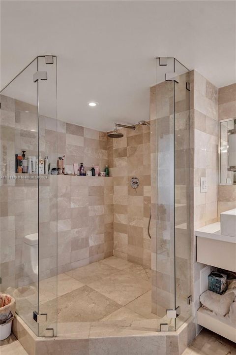 Recently Sold: $290,000 (1 beds, 1 baths, 913 Square Feet)