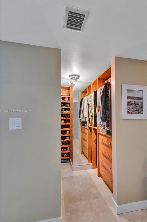 Recently Sold: $290,000 (1 beds, 1 baths, 913 Square Feet)