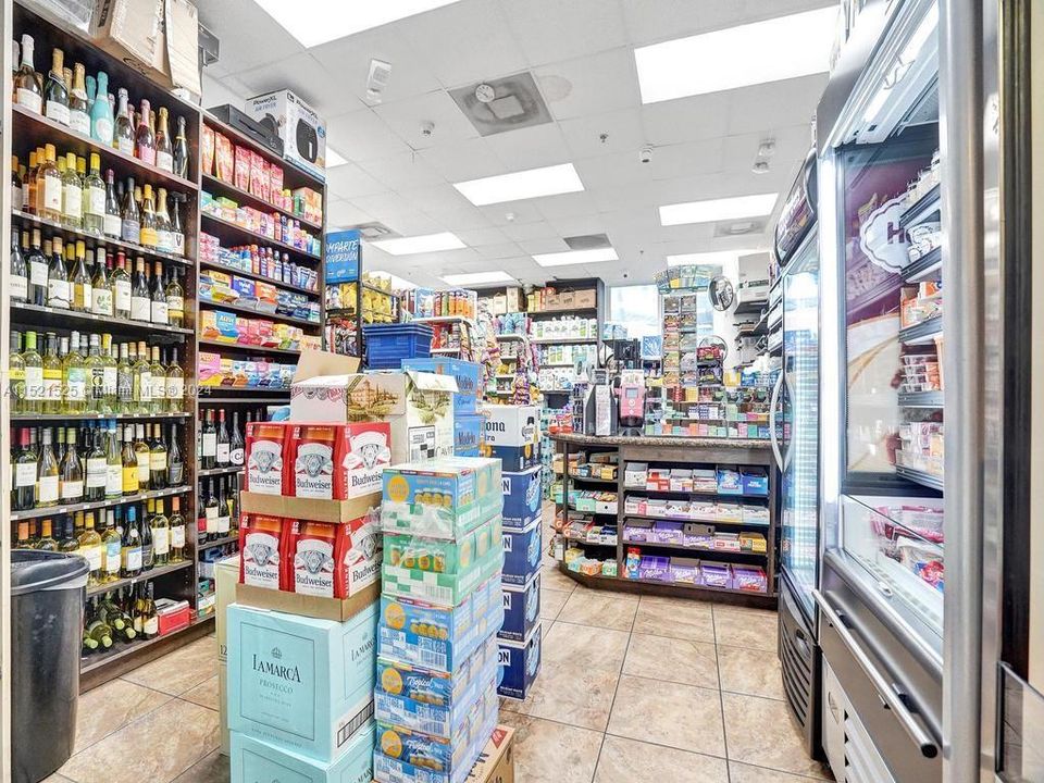 Recently Rented: $2,600 (1 beds, 1 baths, 651 Square Feet)