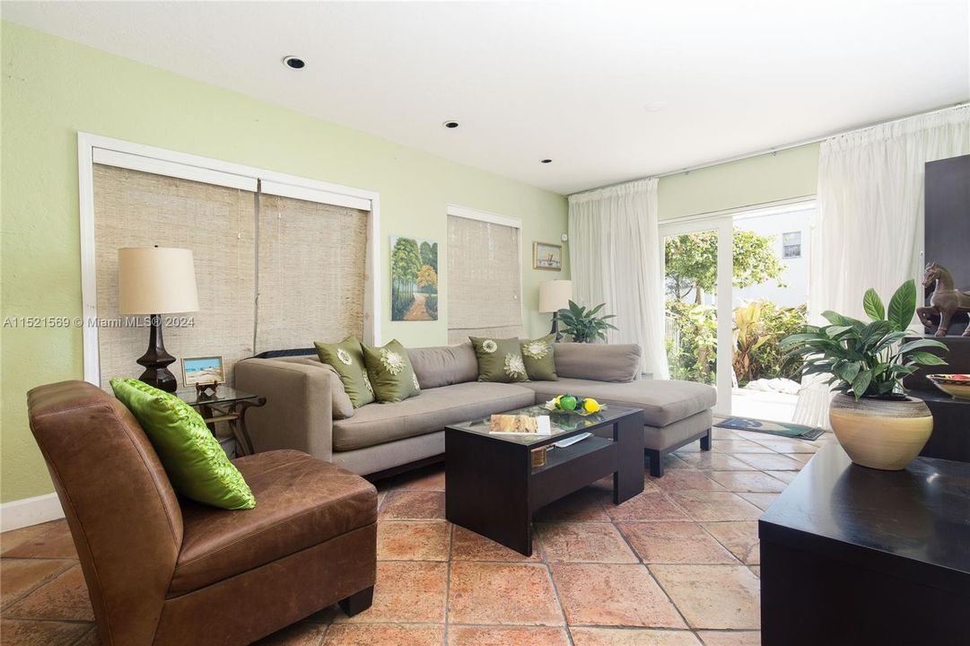 Recently Rented: $2,100 (1 beds, 1 baths, 580 Square Feet)