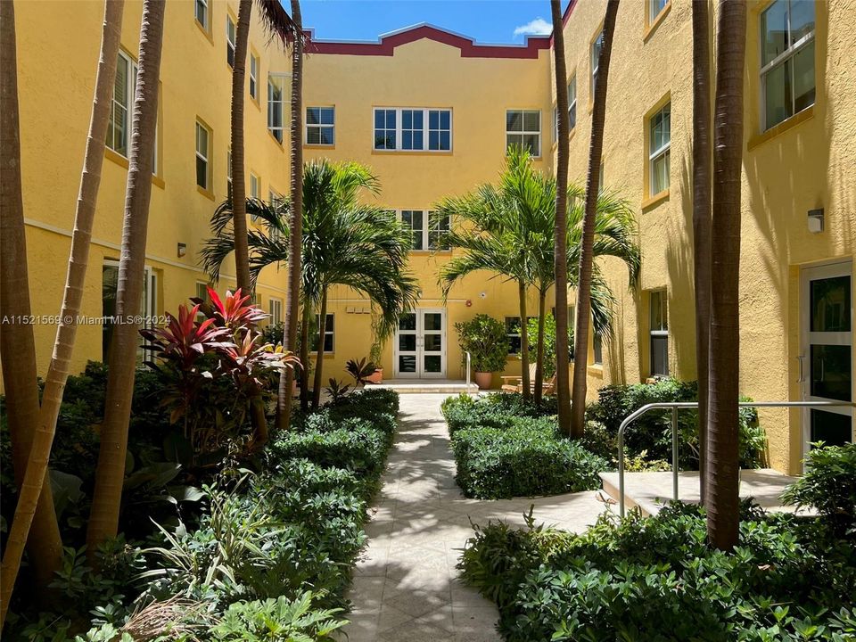 Recently Rented: $2,100 (1 beds, 1 baths, 580 Square Feet)