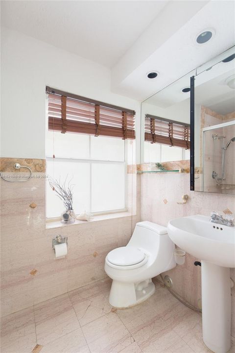 Recently Rented: $2,100 (1 beds, 1 baths, 580 Square Feet)