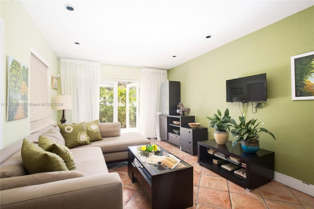 Recently Rented: $2,100 (1 beds, 1 baths, 580 Square Feet)