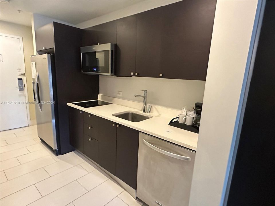For Sale: $154,900 (1 beds, 1 baths, 705 Square Feet)