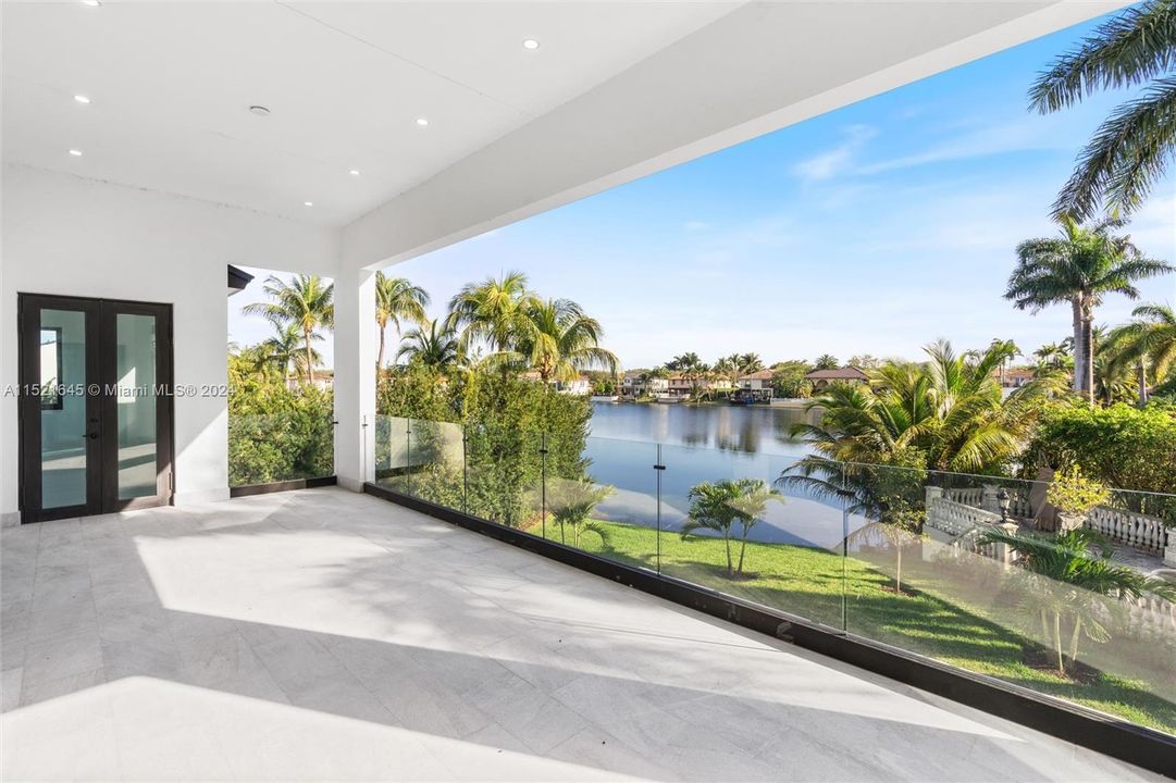 Recently Sold: $2,495,000 (5 beds, 5 baths, 4721 Square Feet)
