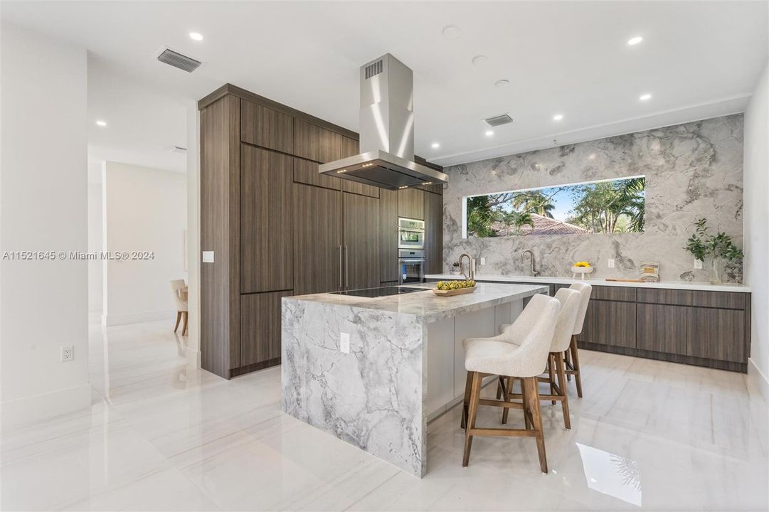 Recently Sold: $2,495,000 (5 beds, 5 baths, 4721 Square Feet)